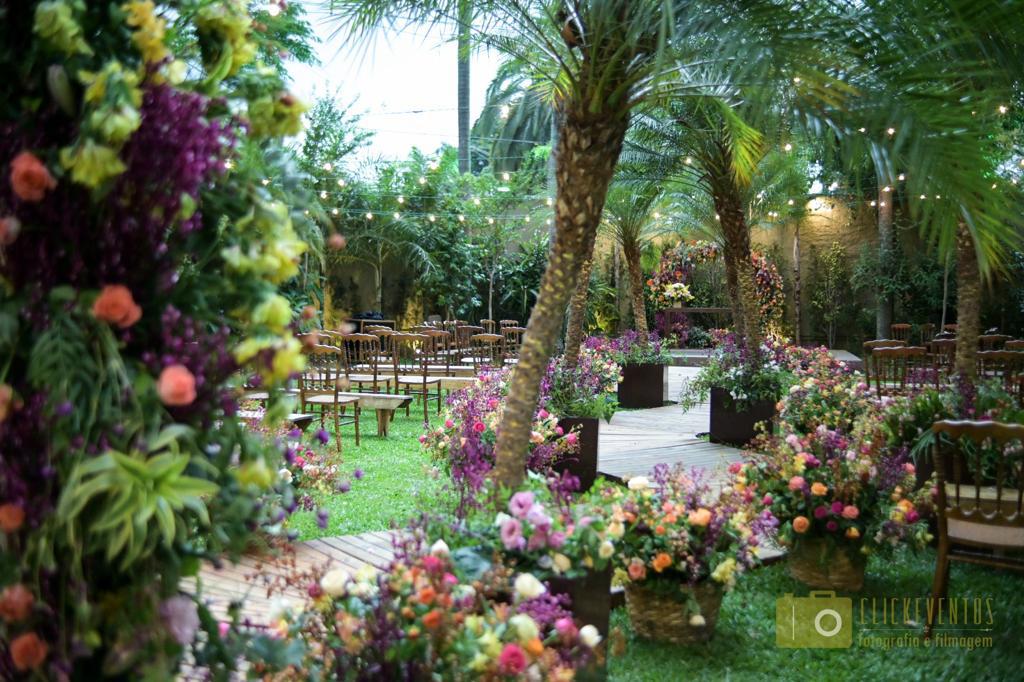 Jardim cerimonial com flores ao ar livre