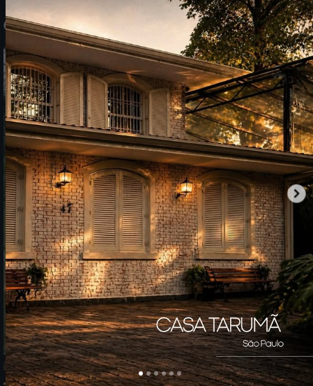 Casarão colonial iluminado ao entardecer